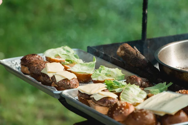 Koch Macht Rindfleisch Burger Freien Auf Dem Open Kitchen Food — Stockfoto