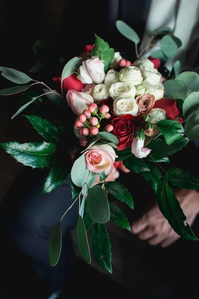 Hombre Está Celebrando Una Boda Colorido Ramo Belleza Flores Colores — Foto de Stock