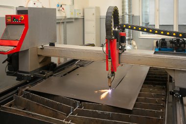 Sanayi lazeri ya da plazma kesme işleme teknolojisi düz metal levha. birim görev başında