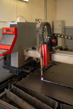 Sanayi lazeri ya da plazma kesme işleme teknolojisi düz metal levha. birim görev başında