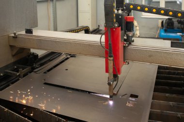 Sanayi lazeri ya da plazma kesme işleme teknolojisi düz metal levha. birim görev başında