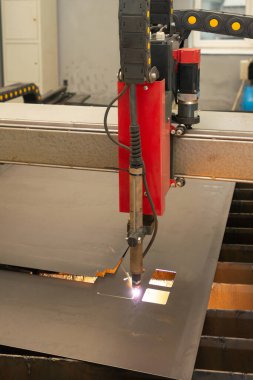 Sanayi lazeri ya da plazma kesme işleme teknolojisi düz metal levha. birim görev başında