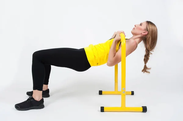 Blonde Frau Die Übungen Mit Hohen Gelben Bodenbarren Auf Weißem — Stockfoto