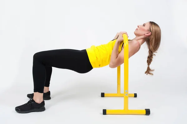 Mujer Rubia Haciendo Ejercicios Con Barras Altas Piso Amarillas Sobre — Foto de Stock