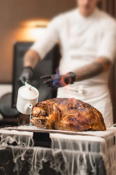 Chef Derramando Álcool Uma Mesa Fritura Com Carne Fumaça Gelada — Fotografia de Stock