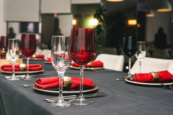 Stół Podawany Świąteczny Obiad Czerwonych Kolorach Restauracji Widok Bliska — Zdjęcie stockowe