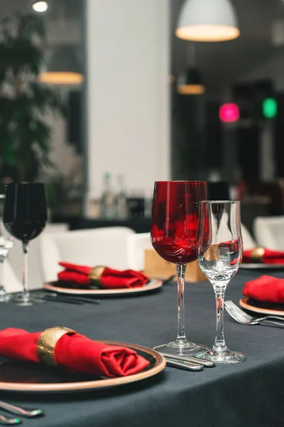 Table Served Christmas Dinner Red Colours Restaurant Close View — Stock Photo, Image