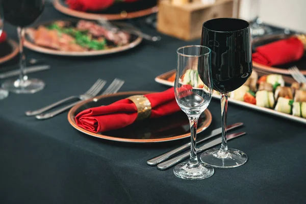 Table Served Christmas Dinner Red Colours Restaurant Close View — Stock Photo, Image