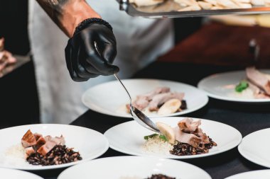 Beyaz pirinç ve siyah fasulyeyle servis edilen Küba usulü sığır eti picadillo. Masada servis edilen siyah masa örtüsü..