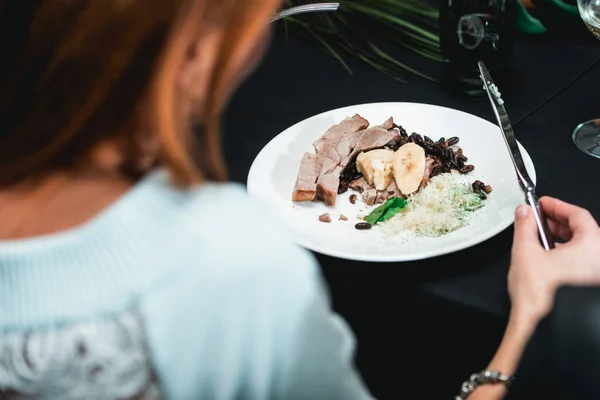 Mulher Restaurante Comendo Picadillo Estilo Cubano Carne Servida Com Arroz — Fotografia de Stock