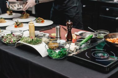 Taco için ürünlerle dolu bir masa. Restorandaki şef müşterilerin önünde lahana salatası ve salsa soslu baharatlı karidesli taco yapacak..