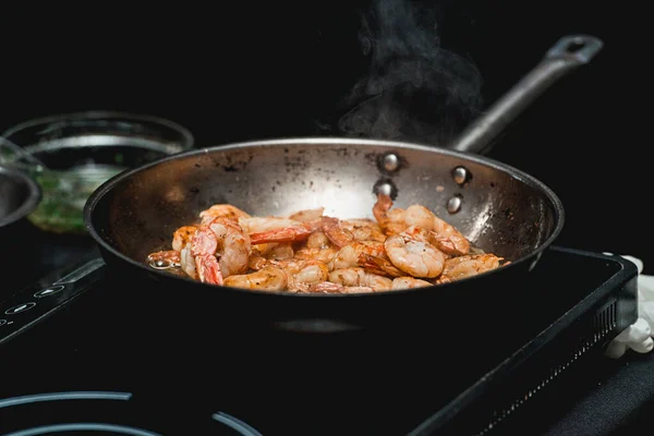 Garnelen Auf Pfanne Thermische Verarbeitung Von Lebensmitteln Elektroherd Einem Restaurant — Stockfoto