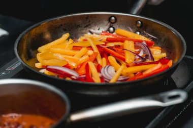 Biber ve soğanlı tava. Şef sağlıklı taze fajitalar ya da etli fajitolar yapıyor. Kolay, ama lezzetli, sağlıklı. Ulusal Meksika yemekleri, taze oganik yiyecekler, tarifler ve yemek pişirme