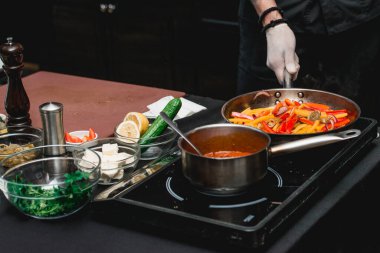 Biber ve soğanlı tava. Şef sağlıklı taze fajitalar ya da etli fajitolar yapıyor. Kolay, ama lezzetli, sağlıklı. Ulusal Meksika yemekleri, taze oganik yiyecekler, tarifler ve yemek pişirme
