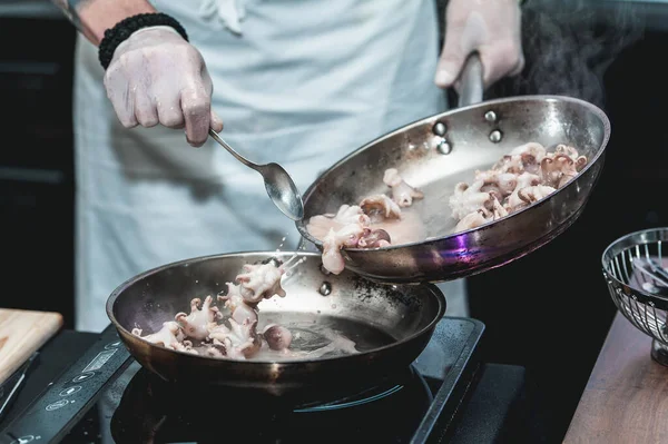 Chef Cozinha Polvo Pequeno Uma Frigideira Metal Restaurante Para Fazer — Fotografia de Stock