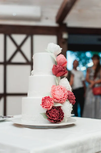 Красивый Свадебный Торт Украшен Красными Розами Свадебной Церемонии — стоковое фото
