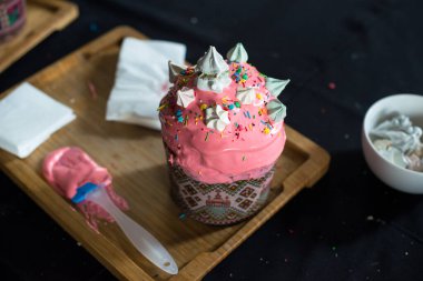 Geleneksel Paskalya Ekmeği - Tahta üzerinde Ukrayna Ekmeği.