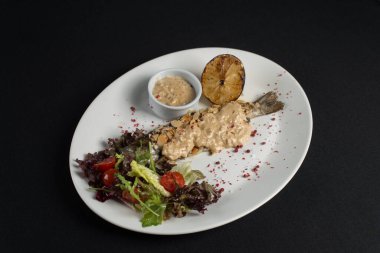 Mantar soslu alabalık ve salata.