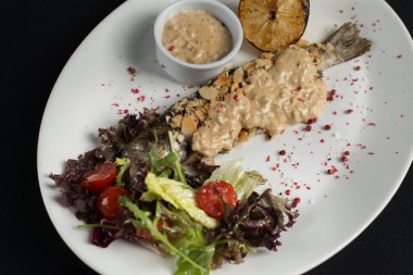 Mantar soslu alabalık ve salata.