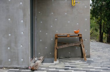 Eski binaların teknoloji yalıtımı. Binanın ön cephesinde havalandırma var. Isı tasarrufu. Sıcak ev.