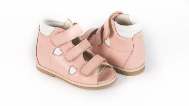 Beyaz arkaplanda bej renkli ortopedik sandaletler