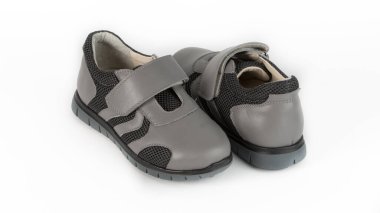 Beyaz arka planda gri ortopedik ayakkabılar