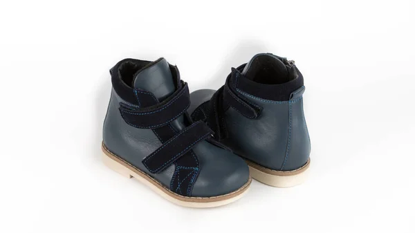 Dětské modré ortopedické boty na bílém pozadí — Stock fotografie