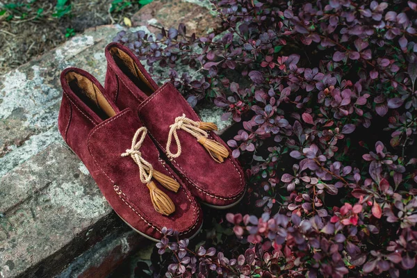 Ανδρικά παπούτσια μοκασίνια κεράσι χρώμα. φωτογραφία στο δρόμο — Φωτογραφία Αρχείου