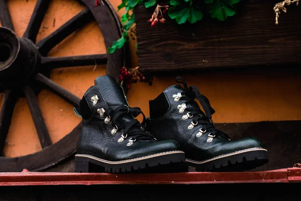 Vysoké ženy nebo unisexové boty. Pár bot s tkaničkami na boty. Moderní mladistvá móda dámské ležérní obuvi. Tmavě zelené lesklé kožené boty. — Stock fotografie