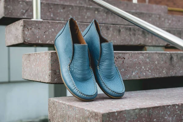 Zapatos para hombre mocasines color azul. foto en la calle — Foto de Stock