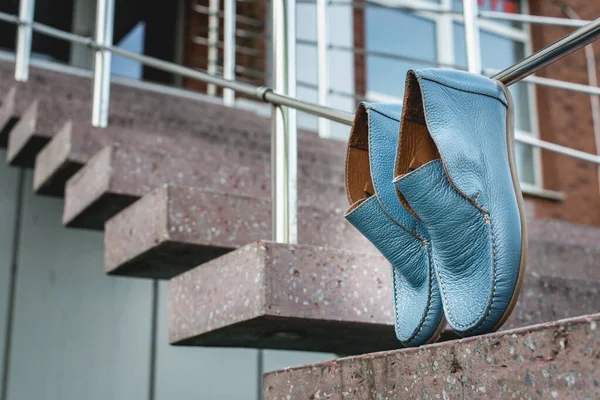 Zapatos para hombre mocasines color azul. foto en la calle — Foto de Stock