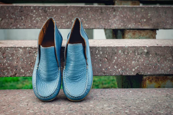 Zapatos para hombre mocasines color azul. foto en la calle — Foto de Stock