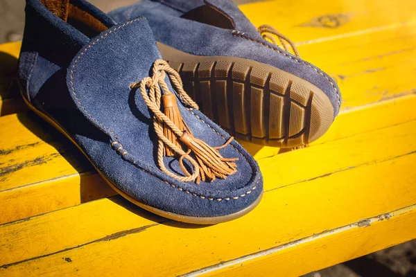 Zapatos para hombre mocasines color azul. foto en la calle, banco amarillo — Foto de Stock