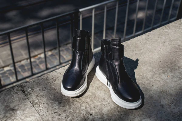 Vysoká klasická černá obuv a bílá podrážka. Vysoká podzimní bota. Fotografie na ulici, denní světlo — Stock fotografie