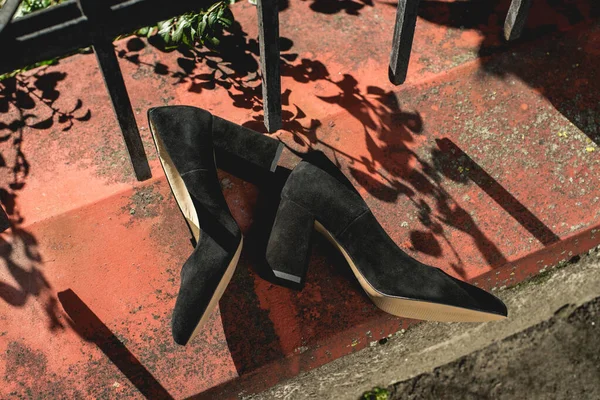 Egy pár fekete női cipő. Utcai fotó — Stock Fotó