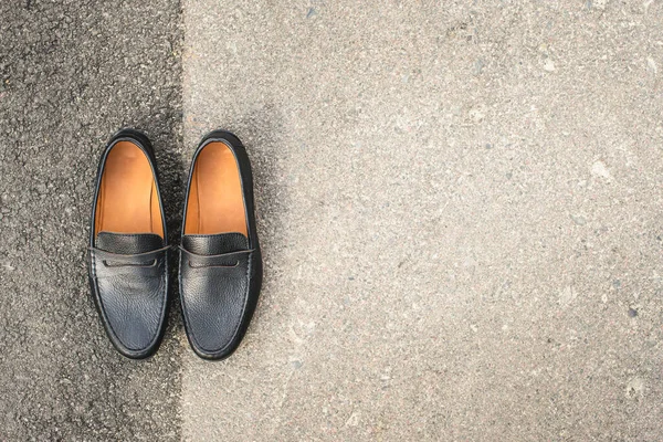 Herrenschuhe Mokassins schwarze Farbe. Foto auf der Straße — Stockfoto