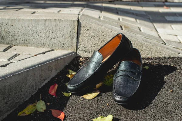 Zapatos para hombre mocasines color negro. foto en la calle — Foto de Stock