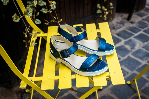 Par de sandalias azules de verano femeninas. Concepto de arte zapatos de mujer. calzado de estilo. — Foto de Stock