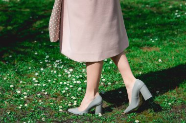 Yüksek topuklu gri ayakkabı. Sokak fotoğrafı. Moda tarzı ayakkabılar.