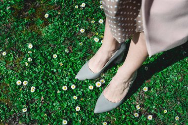 Yüksek topuklu gri ayakkabı. Sokak fotoğrafı. Moda tarzı ayakkabılar.