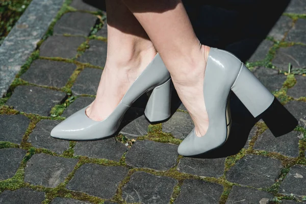 Zapato gris de tacón alto. foto de la calle. Calzado estilo moda — Foto de Stock