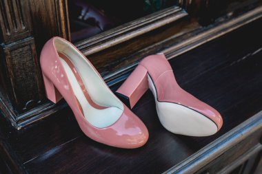 Bir çift kadın bej kaplamalı ayakkabı. Doğal ışık