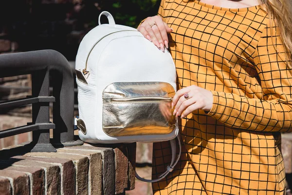 Белый женский кожаный рюкзак. Оранжевое — стоковое фото