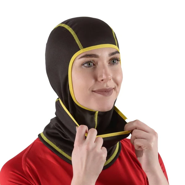 Morena bonita com cabelos longos em uma camisa vermelha com uma balaclava preta com bordas amarelas — Fotografia de Stock