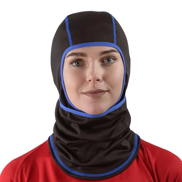 Morena bonita com cabelos longos em uma camisa vermelha com uma balaclava preta com bordas azuis — Fotografia de Stock