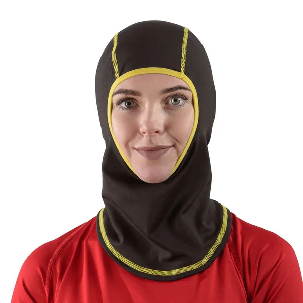 Morena bonita com cabelos longos em uma camisa vermelha com um preto balaclava amarelo afiação — Fotografia de Stock