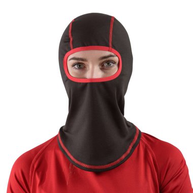 Kızıl kenarlı siyah kar maskeli, uzun saçlı, güzel bir esmer.