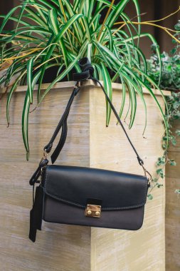 Lüks siyah kadınlar çanta debriyajı. Sokak dışı.