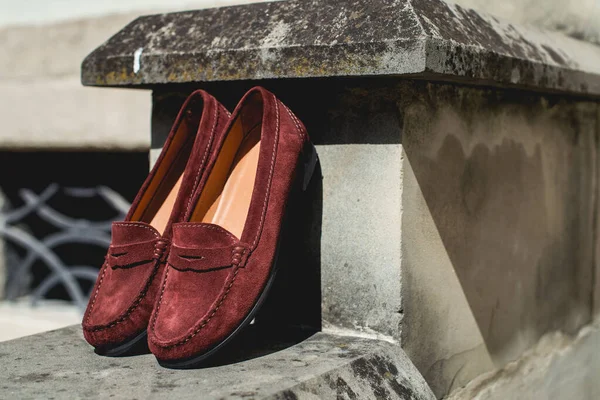 Brown leather moccasins. Photo on the street on the wall. Trendy brown loafers. — Stock Photo, Image