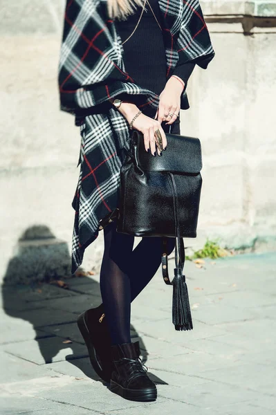 Молодая стильная женщина ходьба в осеннем городе, холодный сезон, ношение высоких черных сапог, кожаный рюкзак, аксессуары, шарф, модный тренд — стоковое фото